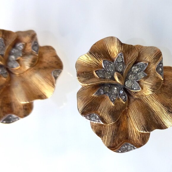 Crown Trifari Pansy Earrings, Clip on Gold, Plated, Rhinestone Crystals, Vintage - Picture 3 of 14